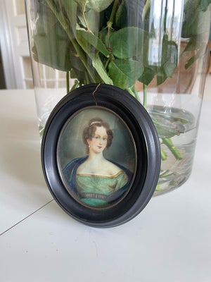 Andre samleobjekter, Ministureportræt, Velholdt gammelt portræt af kvinde i grøn kjole. Lysmål 12x6,