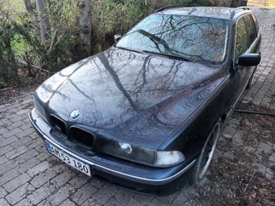 BMW 523i, 2,5 Touring Steptr., Benzin, aut. 1999, km 380000, mørkeblåmetal, træk, klimaanlæg, aircon