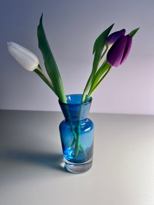Vase, Glasvase med flot dyb blå farve, Glasvase med flot dyb blå farve

15 cm høj

Se også mine andr