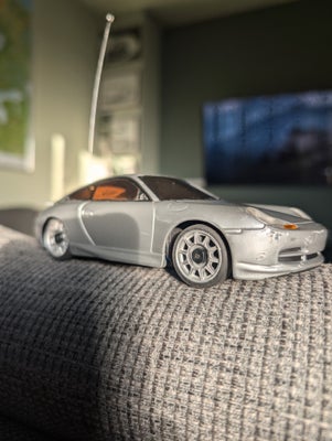 Fjernstyret bil, Kyosho Mini Z, skala 1/28, Porsche 911 gt3. Skulle være en MR02.
Hej jeg sælger den