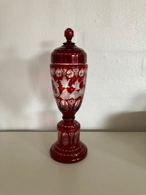 Glas, Lågglas, i smukt rødt bøhmisk glas med slibninger. Højde 28 cm. Fra 1930'erne. Perfekt stand.
