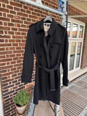 Trenchcoat, str. 42, Burberry,  Sort,  Næsten som ny, Klassisk sort Burberry trenchcoat  i størrelse