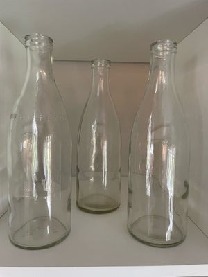 Glas, Gl. Mælkeflasker  , Ukendt, 3 stk.  gamle mælke/fløde flasker
Kan indeholde 1 liter.

Med brug