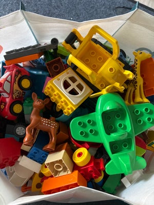 Lego Duplo, Duplo, Lego Duplo, en hel pose fuld af diverse (biler, huse, kraner, dyr, klodser mv).