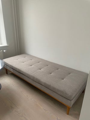 Daybed, Sælger her min daybed . Er brugt i 3 år men fejler intet .
Bud er velkommen.
