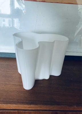 Glas, Aalto vase, Alvar Aalto vase
12cm

Har et lille skår
175kr