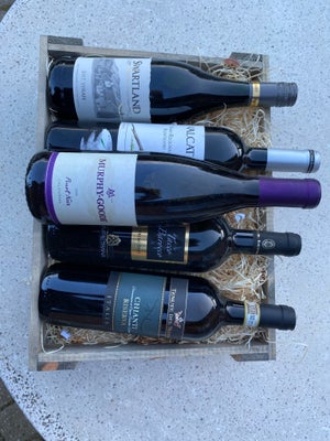 Vin og spiritus, Rødvin, Sælger 2 kasser blandet rødvine.

