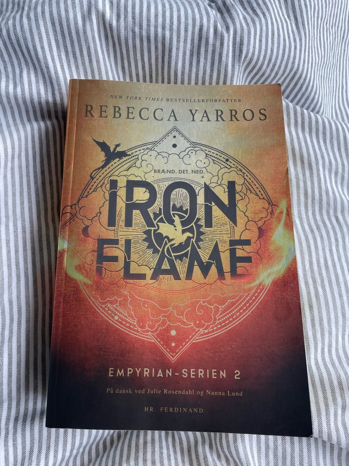 Iron Flame, Rebecca Yarros, genre: fantasy