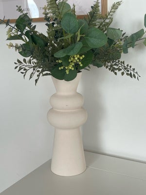 Vase, Vase, H&M Home, sælger denne smukke vase fra H&M Home i sandfarvet/beige. Den er brugt gennem 