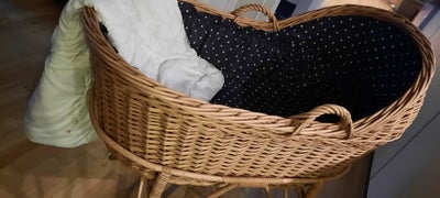 Vugge, Bambusflet, natur, Gammel ( Ca 60 år ), men utrolig flot, yndig og velholdt.
Aftagelig kurv/s