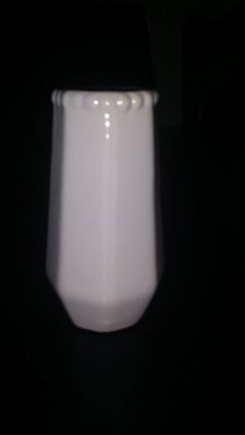 Vase, Vase, 3 stk.
En lille porcelænsvase
Højde: 12 cm
Helt ny
Pris: 10 kr. 

To små glasvaser
Højde