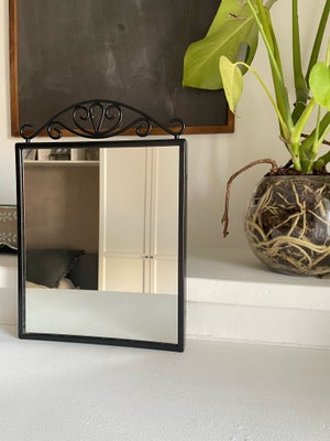 Anden type spejl, Fint lille spejl med flotte detaljer, tror det er en ældre model fra Ikea. 
Kan af