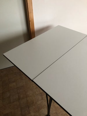 Spisebord, b: 80 l: 120, Hvidt spisebord m. tillægsplade 40 cm
Lille skramme i bordplade 