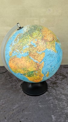 Globus, Scanglobe Type X, H: 41 cm.
Med lys i
Plastikfod