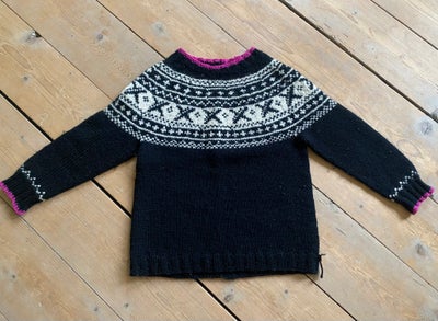 Sweater, Striktrøje, Hjemmestrik, str. 122, Sælger denne fine og velholdte uld-sweater.
Den er sort 