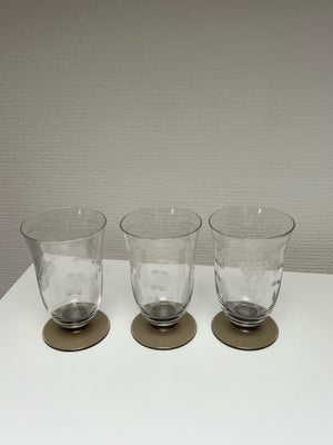 Glas, Glas, Smukke, gamle glas med ciseleringer / flot slebet dekor på glas,  fod /  bund i lysebrun