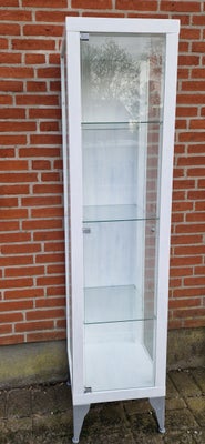 Vitrineskab, Smukt hvid vitrineskab/glasskab  (glas foran og i siderne) med få brugsspor, der sælges