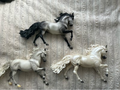 Samlefigurer, Breyer, Breyer Andalusian modeller. Sælges samlet. 

De er i fin stand. Ingen store fe