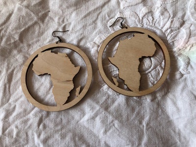 Øreringe, Afrika udskåret i træ. Diameter 7,5 cm
Ubrugte
Ikke ryger