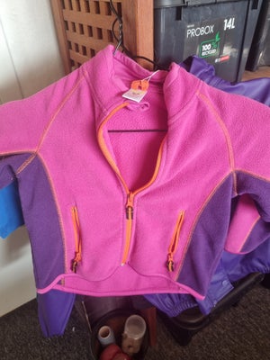 Jakke, Nr 239 Fleecejakke, Friends, str. 98, Str 98 
Fleecejakke
Friends 
Kasse 25
Nr 239
40 kr 
#OB