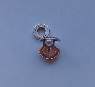 Charms, sølv, Pandora, Rigtig fin Pandora Charm med vedhæng, musling m/perle.

Pris 250,-

Kan sende