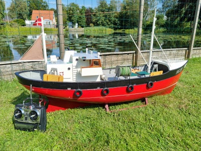 Fjernstyret båd, Fin fjernstyret båd, med fjernbetjening, alt virker, kan ses i Hørsholm