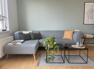 Sofa, 3 pers., 3 personers venstrevendt sofa med chaiselong (Ilva Land).   

Farven er lysegrå som p
