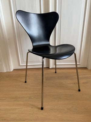 Arne Jacobsen, stol, 2 x Grand Prix stole i sort
1 x 7'er stol fuldlakeret
1 x 7'er stol jubilæumsud