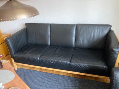 Sofa, læder, 3 pers. , FDB, Enkelte små brugsspor ( se fotos) - kan sværtes.
Beklædt med skind bagpå