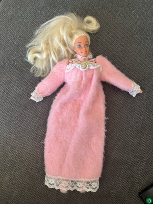 Barbie, Dukke, Mattel Vintage Barbie 1975
Den er helt speciel med stof krop og natkjole 
Se mine man