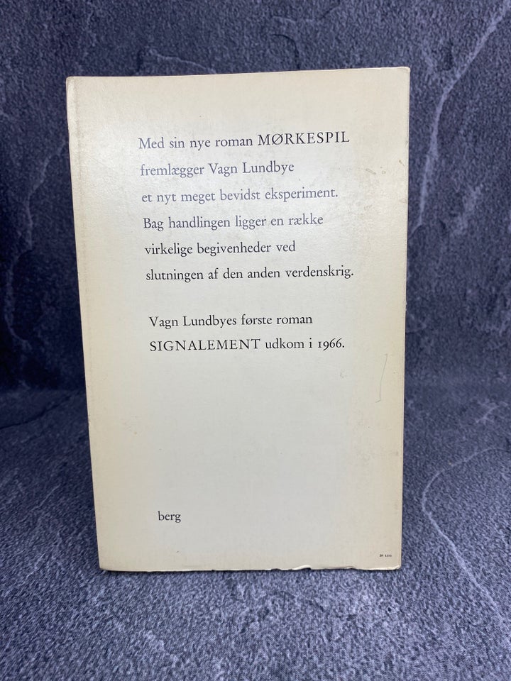 Mørkespil, Vagn Lundbye, genre: roman