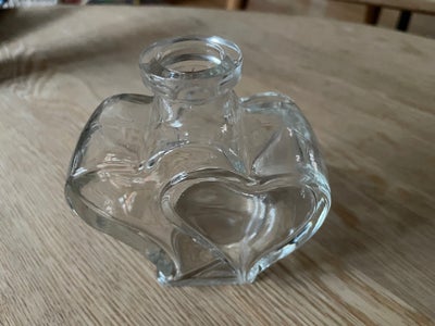 glasflaske, Romantisk glasflaske i form af to sammenflettede hjerter 11 cm høj