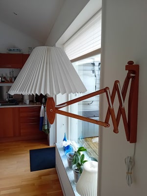 Væglampe, Le Klint Sax lampe 224 eg, Pæn ældre model med le Klint skærm uden krave. Skærmen med et l