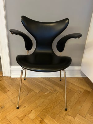 Arne Jacobsen, stol, 3208, 3208 Liljen med armlæn af Arne Jacobsen
Fuldpolstret
Sort elegance læder.