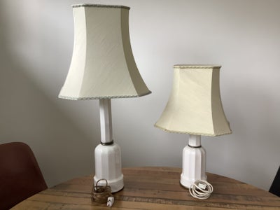 Lampe, Heiberg, 2 Heiberg bordlamper med skærme.
Den lille er uden stativ, med med plastik-“låg”(kan