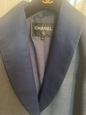 Blazer, str. 40, Chanel ,  Blå denim,  Ubrugt, Chanel jakke i blå denim med silke krave.

Fransk str