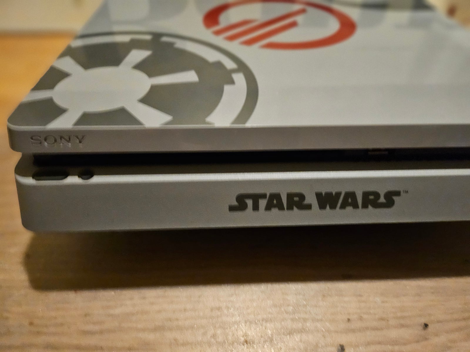 PlayStation 4 Slim Star Wars limited edition