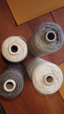 Garn,  uld garn først til mølle, 1850 gr 100 % uld strikkes på pind 4-6 kender ikke løbelængden. sæl