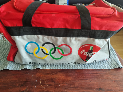 Coca Cola, Sports taske, Sælger hermed denne meget brugte coca cola sports taske. Den har været brug