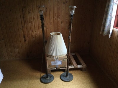 Gulvlampe, ?, 2 stk. ældre gulvlamper. Messing og træ. Højde uden skærm 130 cm. Lampeskærme er ikke 