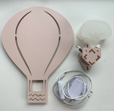 Lampe, Ferm Living, Ferm Living Air balloon lampe- rosa, i perfekt stand.
Lyspærer medfølger.
Sender
