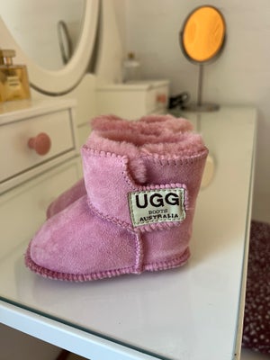 Vinterstøvler, str. 16, UGG, piger, Var aldrig i brug

Udvendigt materiale: Ruskind
For: Uld
Sål: Ul