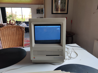 Macintosh, M5011, God, Sjov gammel Macintosh SE model M5011.

Den starter fint op men musen skal lig
