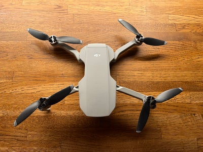 Drone, DJI Mavic Mini, Jeg har købt den brugt.
Jeg var ikke så interessant at flyve med drone som je