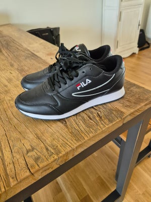 Sneakers, str. 39, Fila,  Sort,  Ubrugt, Fortrudt køb. Kan sendes mod betaling af fragt.