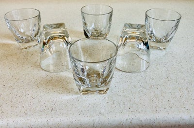 Glas, 6 whisky glas, 6 flotte Whisky glas som nye. Højde 8 cm. Diameter 7,2  cm. Samlet pris 100 kr.