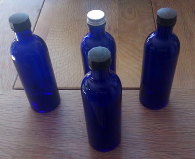 Flasker, Medicin flasker blå, 4stk gamle blå glas apoteker/medicin flasker med låg 

16 cm høje , 5c