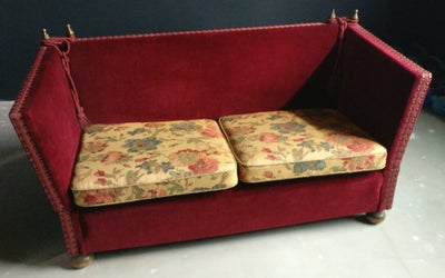 Sofa, Rigtig flot gammel 2-personers sofa i spansk stil med betræk i vinrød velour og blomstrede hyn