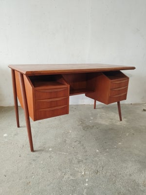 Skrivebord, Tibergaard, Virkelig flot og elegant fritstående skrivebord i teak sælges.

Designet af 