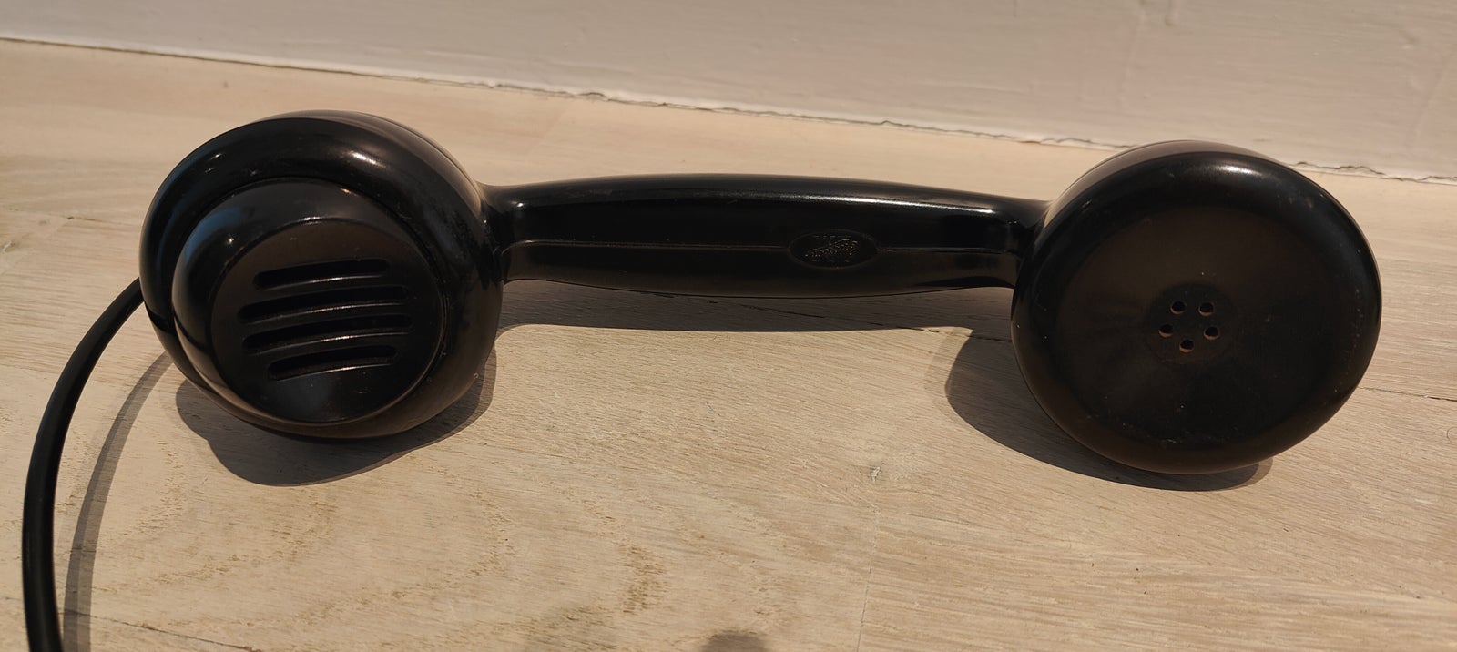Antik vægtelefon fra Ericsson, Plastik, 70 år gl.